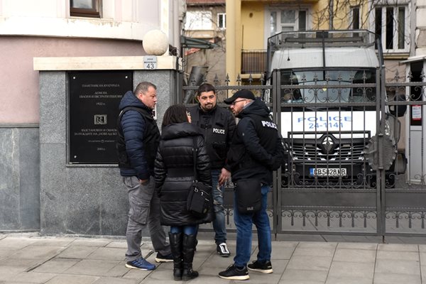 Полицаи влязоха рано сутринта в сряда в офиса на “Нове холдинг” на столичната ул. “Московска”.