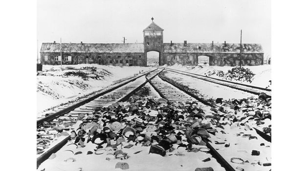  Около 1,3 милиона души са изпратени в Аушвиц, 1,1 милиона от които умират.