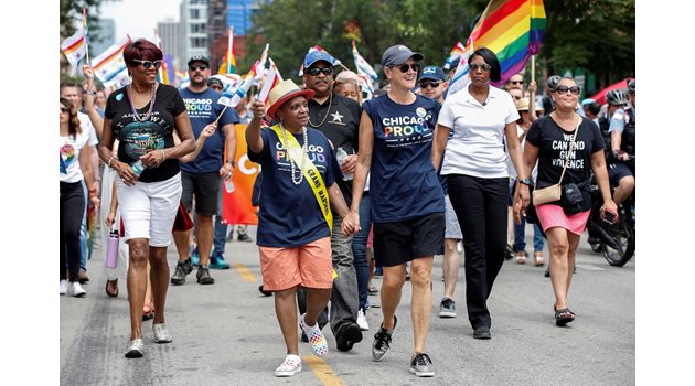 Кметът Лори Лайтфут със съпругата си Еми Ешълман като почетен маршал върви начело  на прайд в Чикаго през 2018 г. 