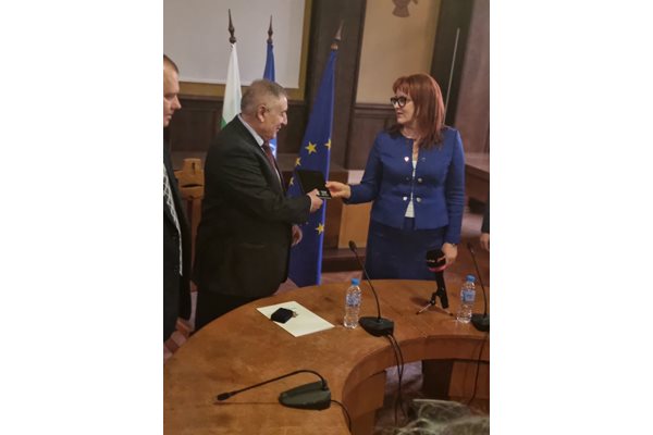 Новият областен управител Стойко Танков получава символично ключа от кабинета от проф.Мария Нейкова.