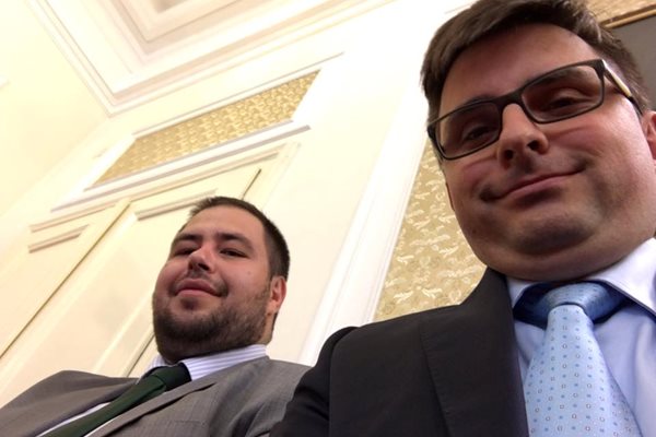 Йордан Моллов (вдясно) си прави селфи в Народното събрание, а до него е другият обвинен като лидер на бандата за финансови измами и пране на пари Кирил Джабаров. 