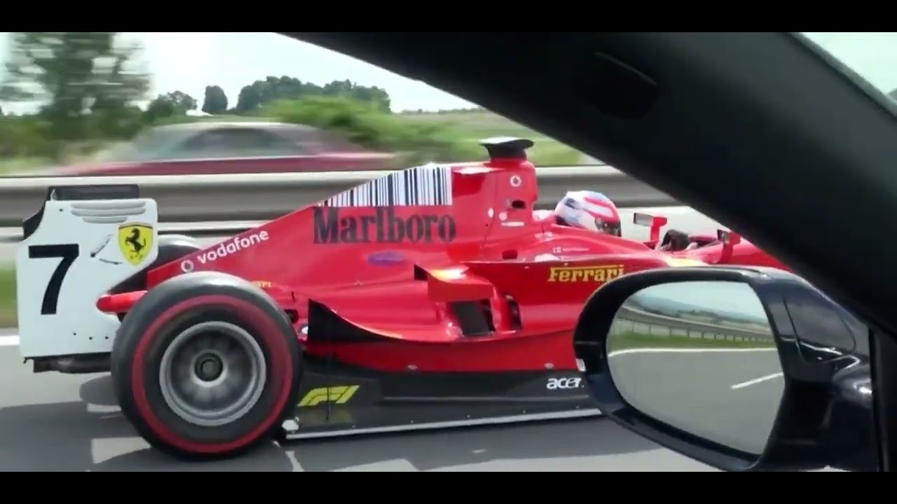 Болид, реплика на Ferrari на Шумахер, препуска по чешка магистрала (Видео)