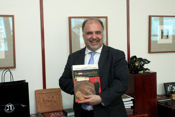 Найден Тодоров с книгата за историята на "Локо" (Пд)