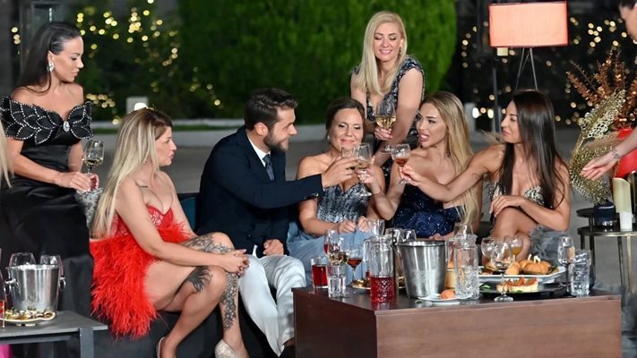 Le Bachelor prend un cocktail avec les dames avant la cérémonie des roses.  Photo : Facebook