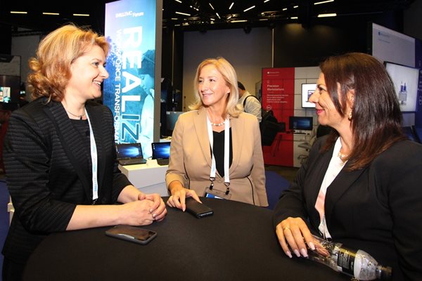 Ясмина Стритар (в средата) - директор на Dell EMC за Югоизточна Европа, с колеги и партньори от България на форума в София