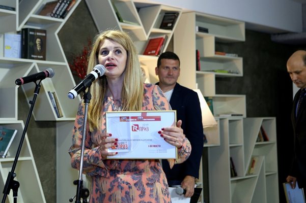 Илияна Захариева, която е директор “Корпоративни комуникации” в А1, приема едно от 8-те отличия, които телекомуникационната компания получи на конкурса.