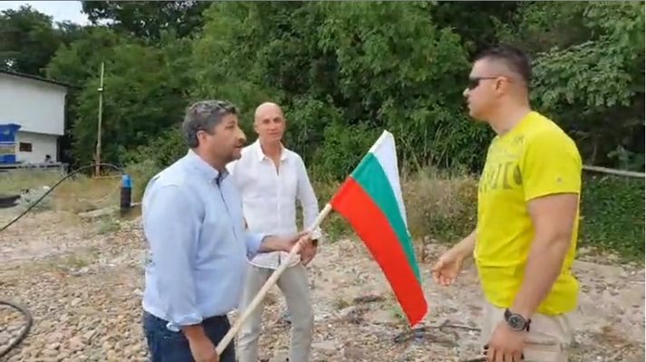 Христо Иванов и бургаският общински съветник Димитър Йорданов забиха българското знаме на плажа пред погледа на охранителите.
СНИМКИ: СТОПКАДРИ ОТ ФЕЙСБУК