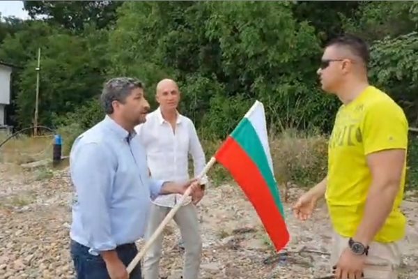 Христо Иванов и бургаският общински съветник Димитър Йорданов забиха българското знаме на плажа пред погледа на охранителите.
СНИМКИ: СТОПКАДРИ ОТ ФЕЙСБУК