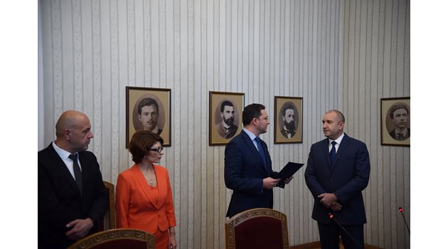 Заедно с Митов при президента отидоха председателката на ПГ на ГЕРБ Десислава Атанасова и предложеният за зам.-премиер Томислав Дончев.