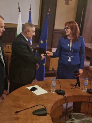 Новият областен управител Стойко Танков получава символично ключа от кабинета от проф.Мария Нейкова.