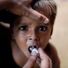 Дете от малцинството рохинги получава ваксина срещу холера, разпространявана от СЗО с помощта на доброволци в бежански лагер в Бангладеш.