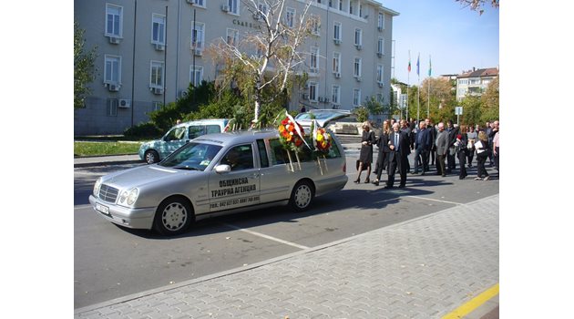 В знак на почит към делото на д-р Евгений Желев като кмет на Стара Загора на път към гробищата погребалната процесия премина бавно през централните улици на града.