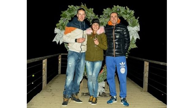 Димитър Герджиков (вляво) и Деси Стоянова се снимат с Владимир Илиев след обявяването на годежа им.
