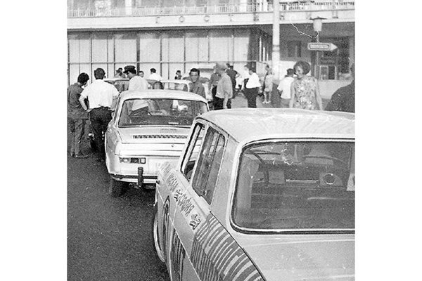 Москва, 1969 г.: сглобените в Пловдив автомобили са показани в парка "Соколники". “Булгаррено 10” (на малката снимка) е бил един от двата автомобила, произведени с каросерия от стъклопласт.