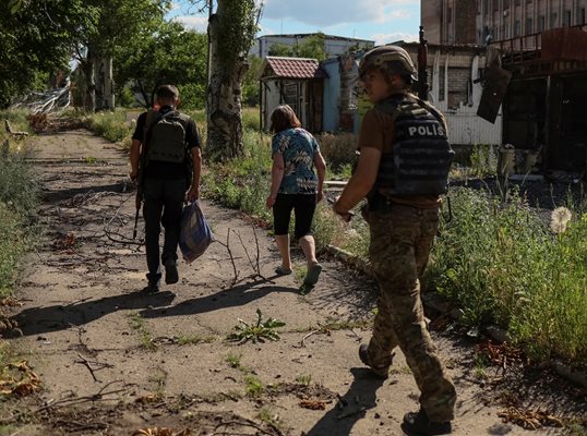 Евакуация на хора от района на Донецк СНИМКА: Ройтерс