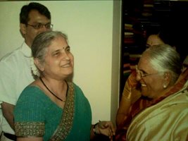 Судха Мурти (вляво). СНИМКА: Wikimedia Commons