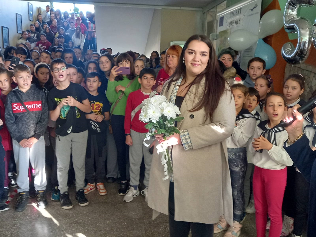 С "Вики, победа!" и торта посрещнаха Виктория Радева в бившето й училище в Пловдив (снимки)