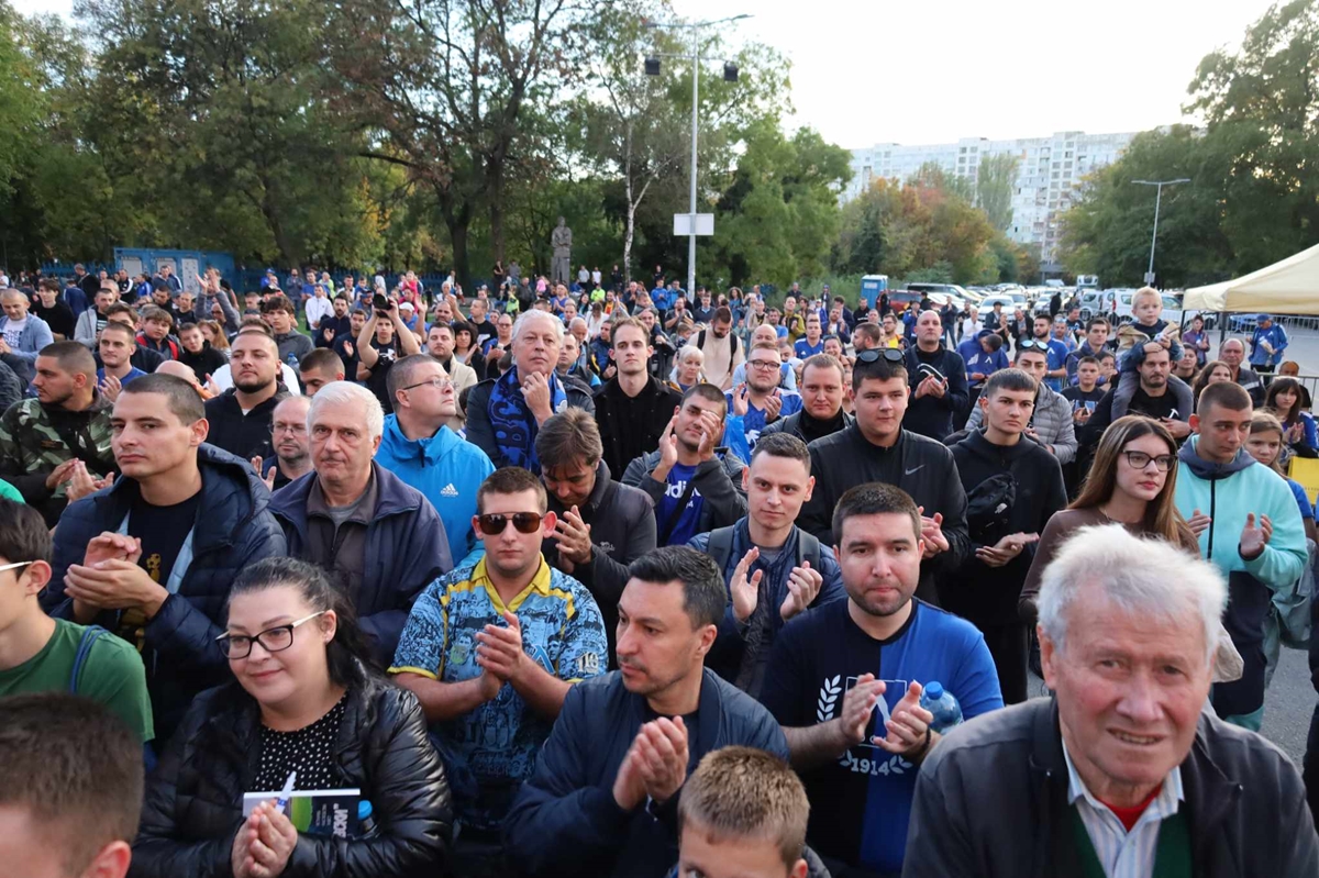 Наско Сираков с маратонки "Гунди" за "Магията Гунди" на стадион Георги Аспарухов (Снимки)