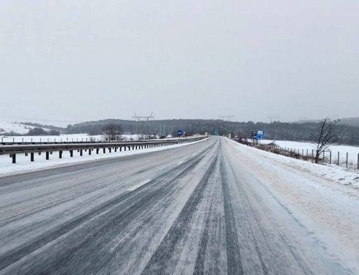 Обилен снеговалеж намалява видимостта по магистралите "Струма" и "Тракия"