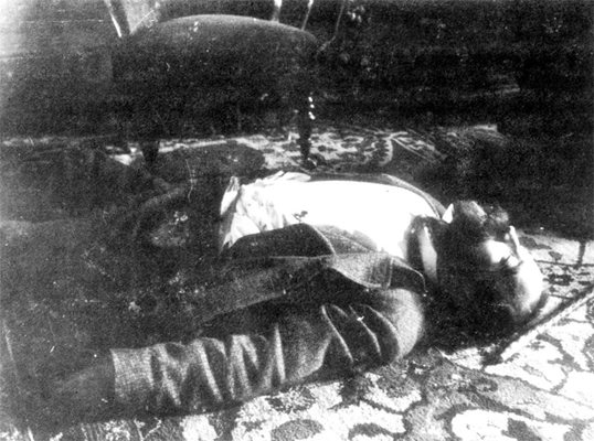 Застреляният министър Кънчов е намерен на пода в кабинета му.