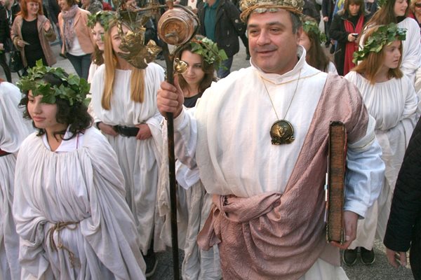 Деонисий поведе за девети път шествието по главната на Пловдив.