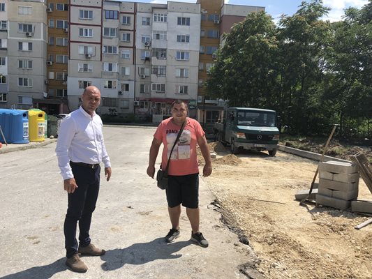 Кметът на "Тракия" Костадин Димитров (вляво) оглежда терена за новите паркоместа