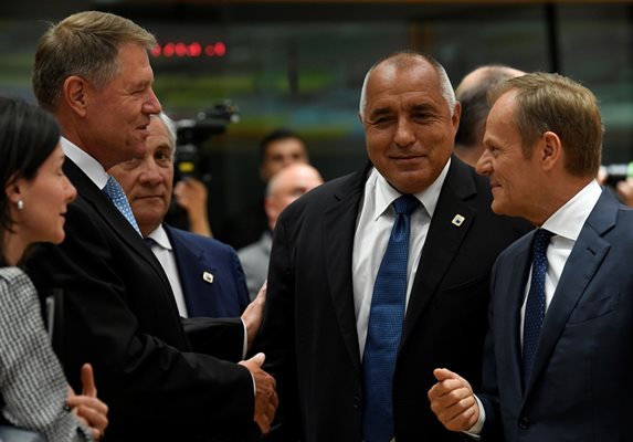 Премиерът Бойко Борисов говори в Брюксел с Доналд Туск, шеф на Европейския съвет, и румънския президент Клаус Йоханис (вляво).