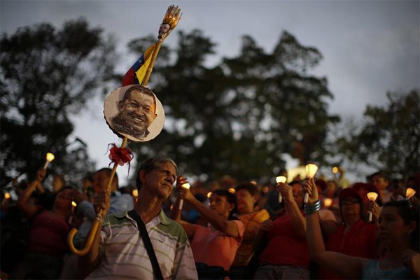 Хора със запалени свещи в памет на Уго Чавез