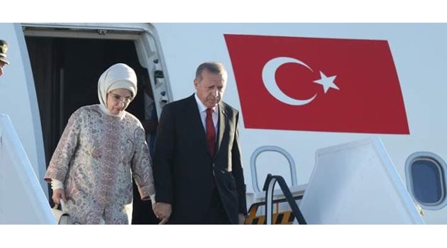 Президентът на Турция Реджеп Ердоган и съпругата му Емине  СНИМКА: Авторката