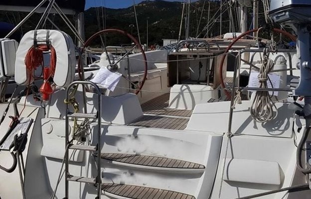 Яхтата на българския мениджър, запорирана в Сардиния