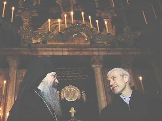 Сръбският президент Борис Тадич и епископ Теодосие разговарят по време на коледната служба в косовския манастир.