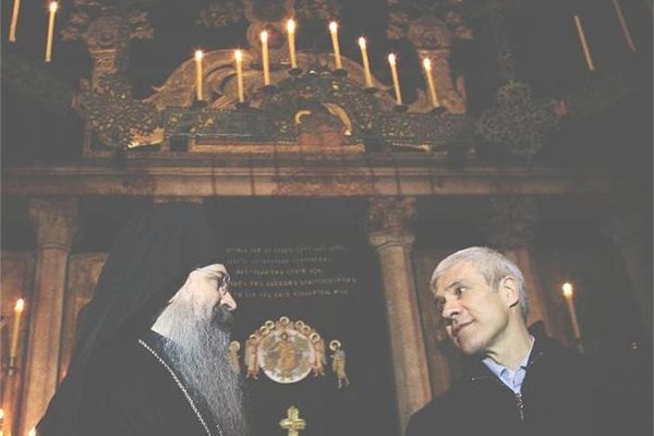 Сръбският президент Борис Тадич и епископ Теодосие разговарят по време на коледната служба в косовския манастир.