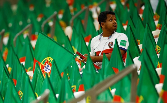 Португалски фен е подранил за мача.