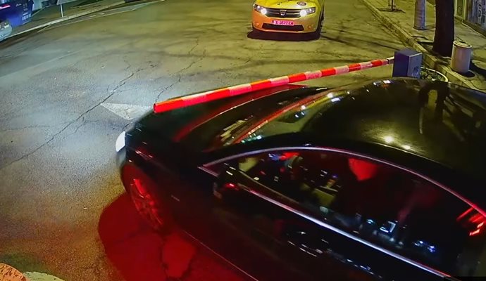 Шофьор помете бариера, за да не плати за паркинг в Хасково (Видео)