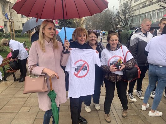 От „ЛЕВИЦАТА!“ подкрепиха протеста на селата Долнослав, Горнослав, Червен, Искра и Добростан, които се борят да спрат изграждането на голяма кариера в региона.