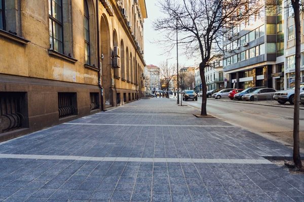 Обновяването на тротоарите в София продължава и уикенда (Снимки)