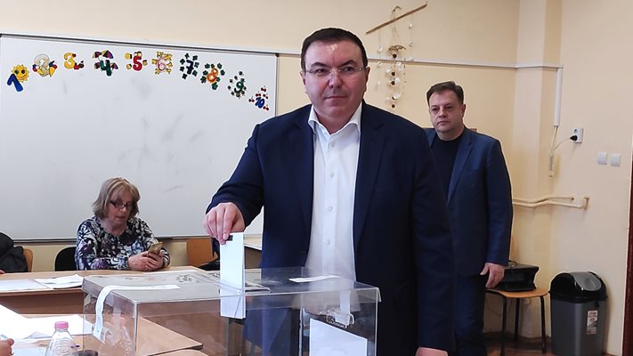 Проф. Костадин Ангелов гласува с машина СНИМКА: Авторът