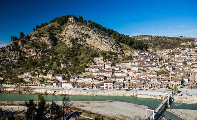 Посоки за българи между Ривиерата и Алпите в Албания