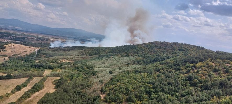 Димът от пожара се вижда от голямо разстояние.