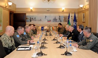 Адмирал Емил Ефтимов обсъди с висш генерал от НАТО въздушното пространство на Черно море