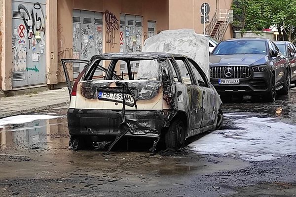 Изгорял автомобил. Снимката е илюстративна.
Снимка: Фейсбук/Забелязано в Пловдив - Seen in Plovdiv