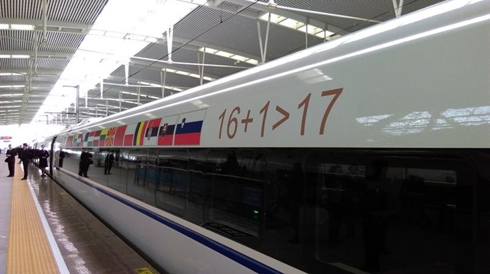 Влакът преди да потегли от гарата в Суджоу