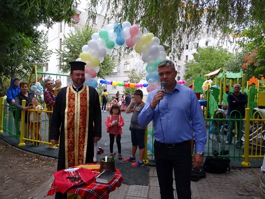 Кметът на "Северен" Стоян Алексиев приветства децата.