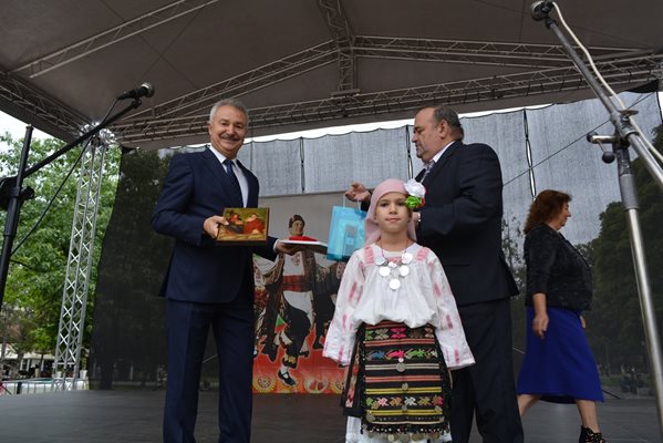 Председателят на Върховният читалищен съвет д-р Николай Дойнов връчи на кмета на Монтана Златко Живков най-високото отличие на Съюза на читалищата в България „Златната звезда“.