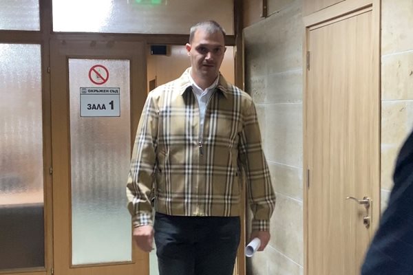Красимир Батаклиев излиза от съдебната зала.