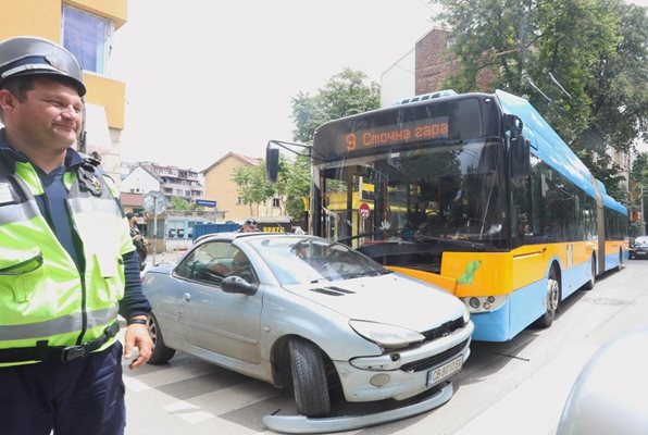 Автобус и лека кола се сблъскаха в София
Снимка: Николай Литов