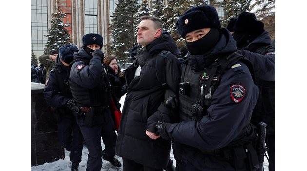 Полицията в Москва задържа руснаци, излезли да почетат паметта на Навални. СНИМКА: РОЙТЕРС