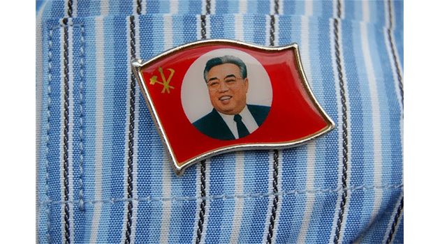 ЗАСЛУГА: Значката с лика на Ким Ир Сен е подарена на Соломон Паси като израз на най-голямо приятелство.