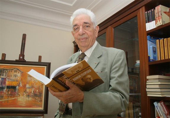 Гиньо Ганев с мемоарите на своя тъст Кимон Георгиев