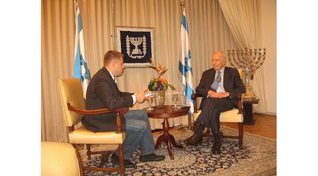 2010 година - Георги Милков разговаря с Шимон Перес. Израелският политик е кръстосал крака и много ясно се вижда висящият подгъв на крачола.